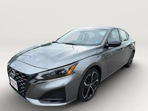 Used 2023 Nissan Altima 2.5 SR w/ SR Premium Package FWD image 3