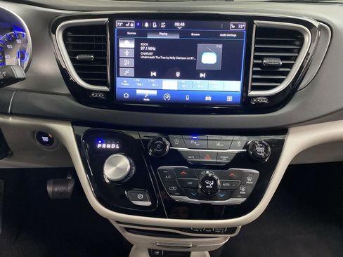 Used 2024 Chrysler Pacifica Touring-L FWD image 24
