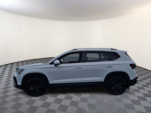 Used 2025 Volkswagen Taos SE image 4