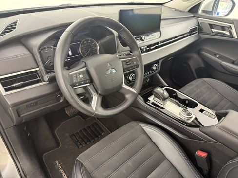 Used 2025 Mitsubishi Outlander AWD image 17