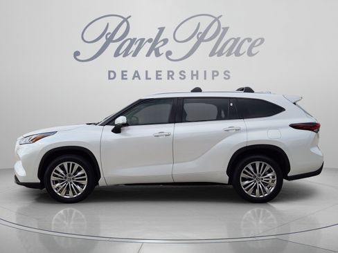 Used 2024 Toyota Highlander Platinum FWD image 2
