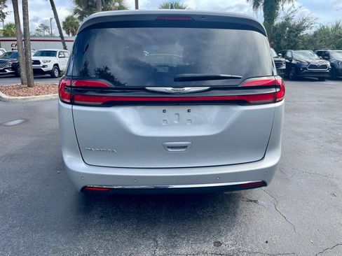 Used 2024 Chrysler Pacifica Touring-L FWD image 4