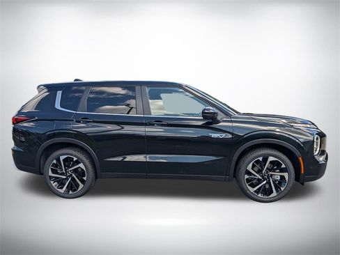New 2025 Mitsubishi Outlander SE image 3