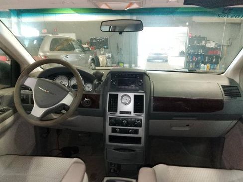 Used 2009 Chrysler Town & Country LX FWD image 30