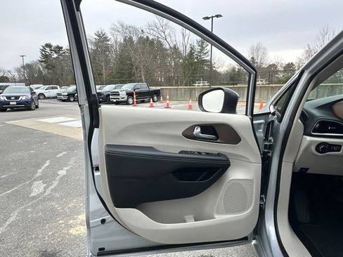 Used 2024 Chrysler Voyager LX image 22