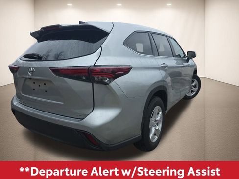 Used 2024 Toyota Highlander LE image 7