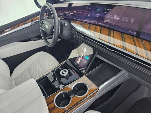 Certified 2025 Cadillac Escalade Sport Platinum w/ LPO, Floor Liner Package AWD/4WD image 11