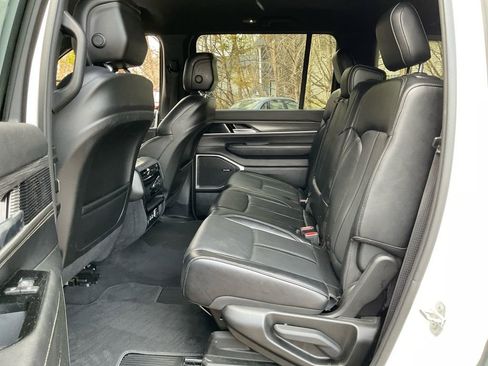 Used 2024 Jeep Wagoneer Series II w/ Flexible Seating Group image 30