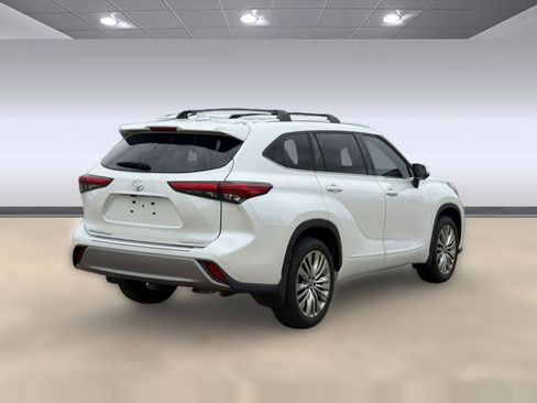 Used 2023 Toyota Highlander Platinum FWD image 9