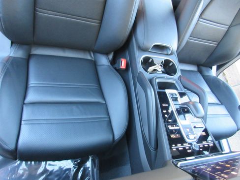 Used 2023 Porsche Cayenne image 33