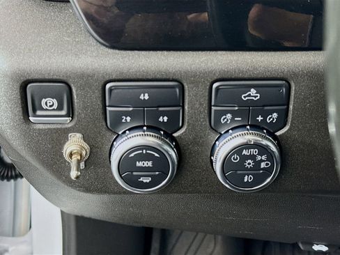 Used 2024 GMC Sierra 2500 SLE w/ SLE Convenience Package AWD/4WD image 10