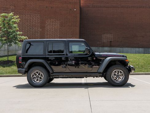 Used 2026 Jeep Wrangler Unlimited Rubicon AWD/4WD image 3