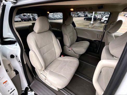 Used 2020 Toyota Sienna L image 19