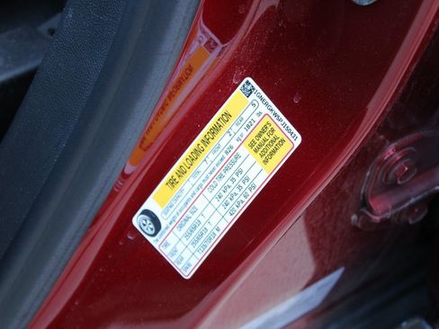 Used 2023 Chevrolet Traverse LT image 32