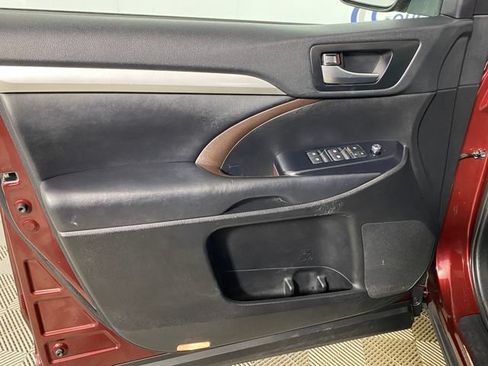 Used 2019 Toyota Highlander XLE AWD/4WD image 23