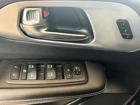 Used 2025 Chrysler Pacifica Limited FWD image 10