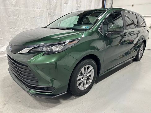 Used 2025 Toyota Sienna LE image 3