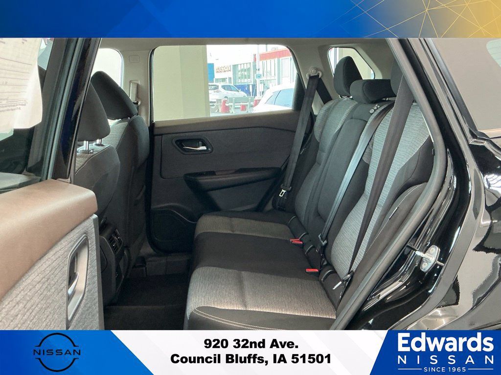 Used 2021 Nissan Rogue SV AWD/4WD image 12