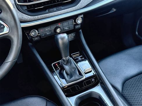 Used 2024 Jeep Compass Latitude image 17