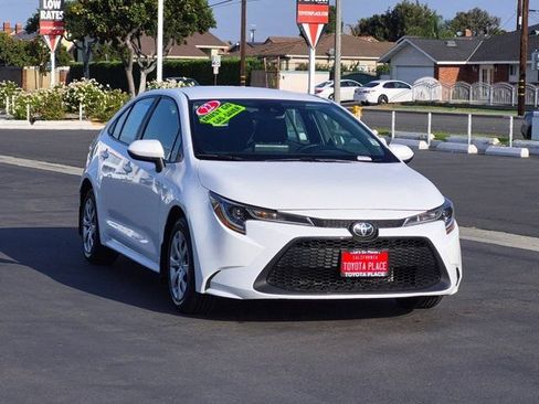 Used 2022 Toyota Corolla LE FWD image 3