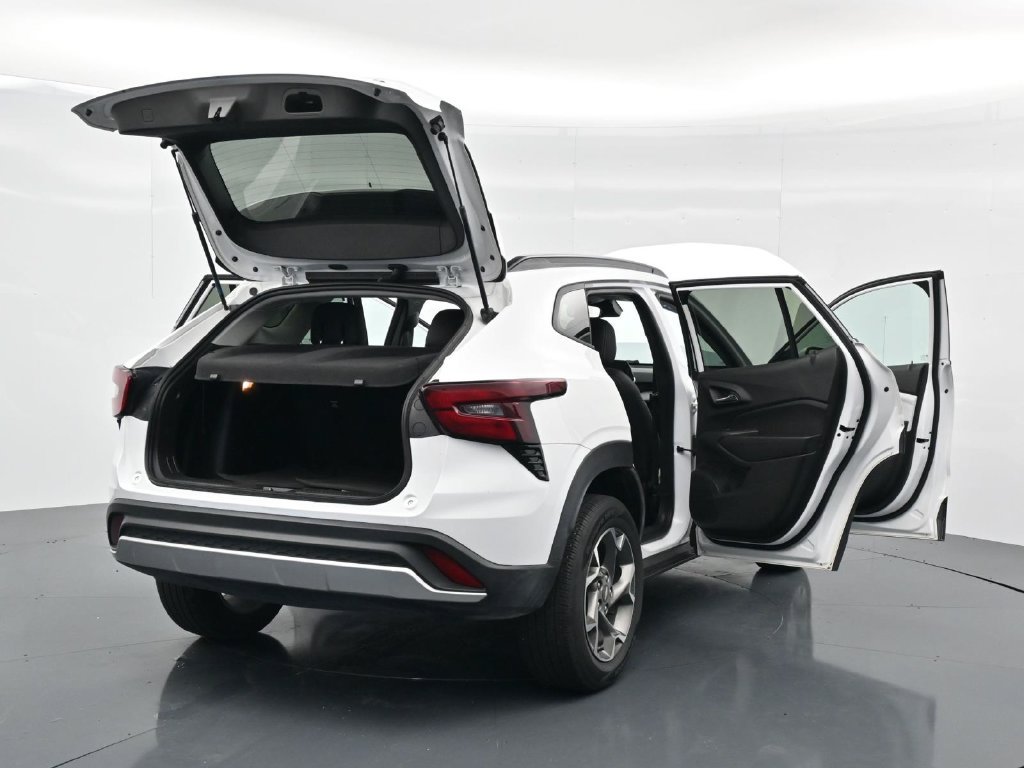 Used 2025 Chevrolet Trax LT FWD image 37