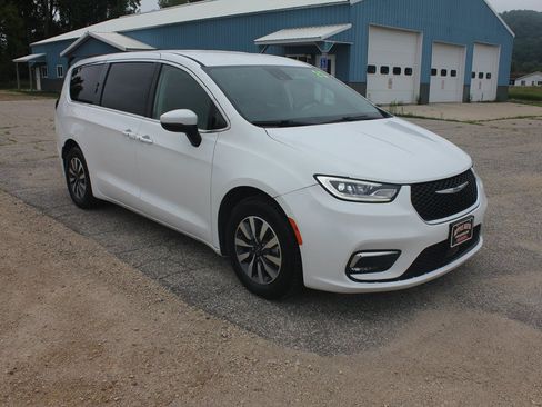 Used 2023 Chrysler Pacifica Touring-L FWD image 3