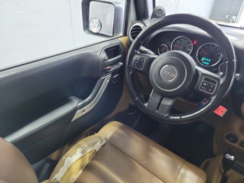 Used 2011 Jeep Wrangler Sahara w/ Connectivity Group AWD/4WD image 13