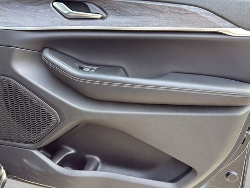 Used 2024 Jeep Grand Cherokee Limited w/ Luxury Tech Group II AWD/4WD image 10