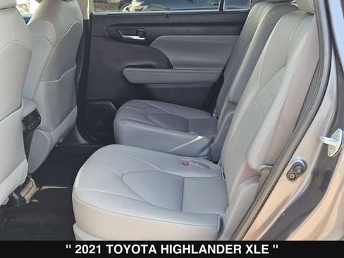 Used 2021 Toyota Highlander XLE AWD/4WD image 16