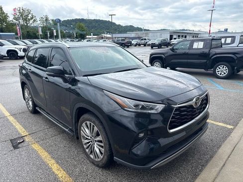 Used 2025 Toyota Highlander Platinum AWD/4WD image 3