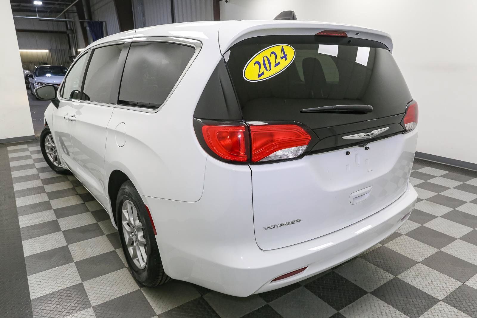 Used 2024 Chrysler Voyager LX FWD image 9