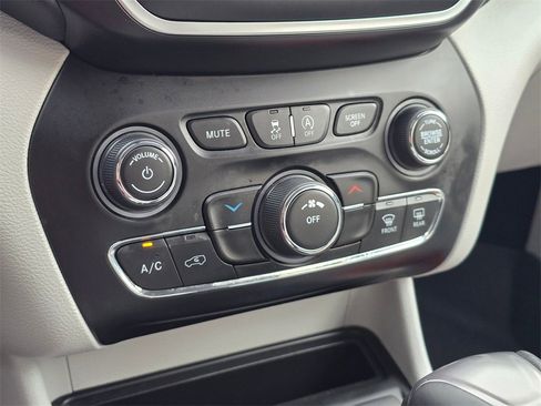 Used 2020 Jeep Cherokee Latitude Plus image 20