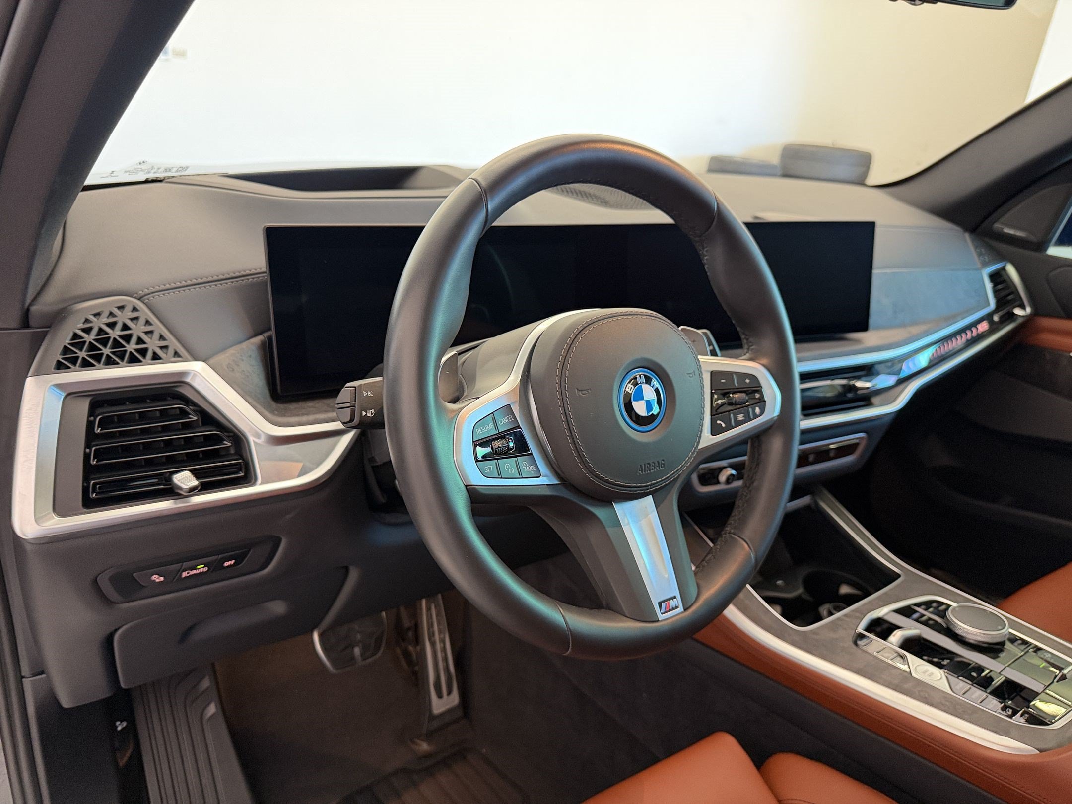 Used 2025 BMW X5 xDrive50e w/ M Sport Package AWD/4WD image 4