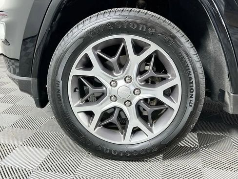 Used 2018 Jeep Grand Cherokee Limited image 32