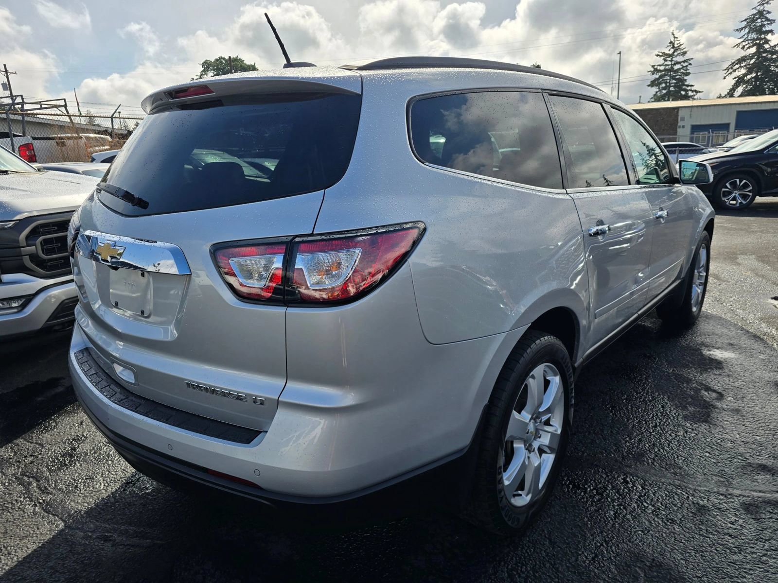 Used 2016 Chevrolet Traverse LT w/ Style and Technology Package FWD image 5