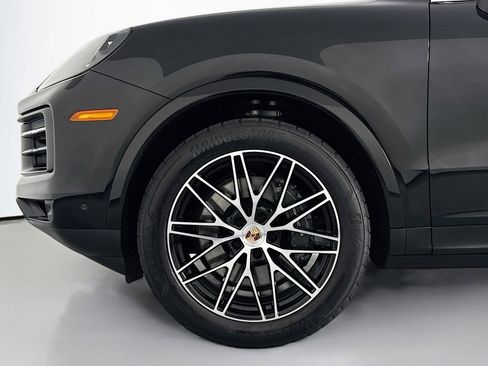 Used 2025 Porsche Cayenne w/ Premium Package image 10