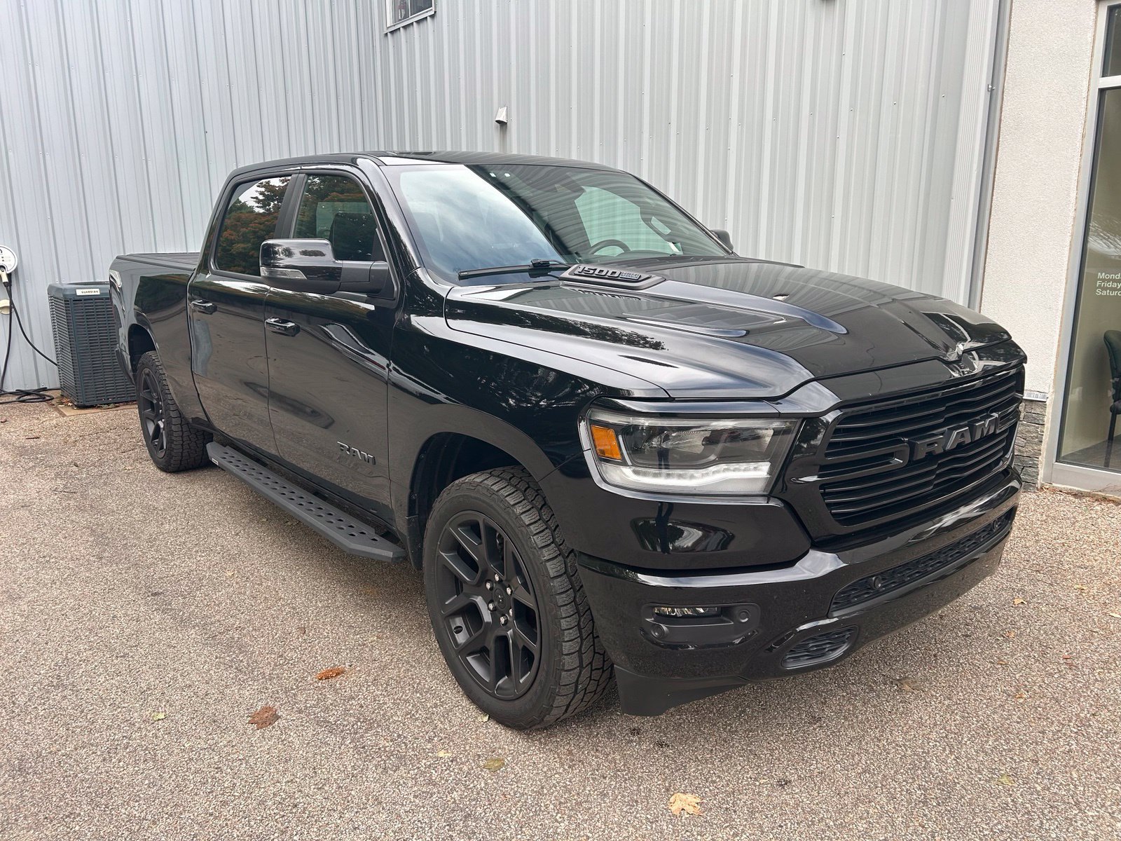 Used 2024 RAM 1500 Laramie AWD/4WD image 3