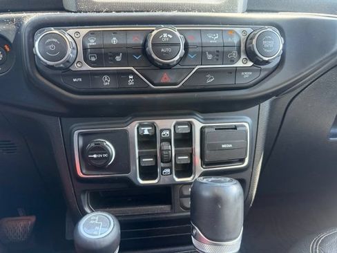 Used 2019 Jeep Wrangler Unlimited Sahara w/ LED Lighting Group AWD/4WD image 11