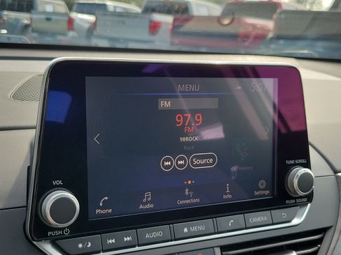 Used 2025 Nissan Altima 2.5 SV FWD image 11