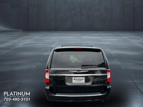 Used 2015 Chrysler Town & Country Touring image 8