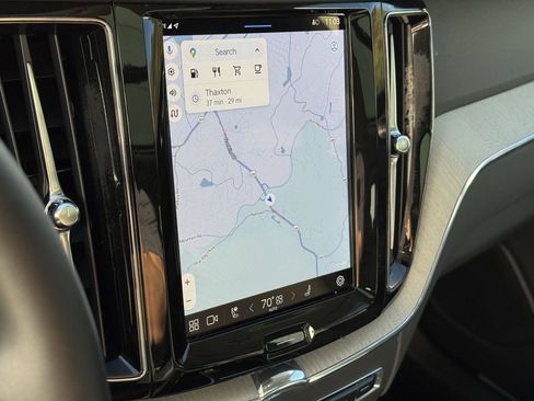 Used 2025 Volvo XC60 B5 Plus image 21