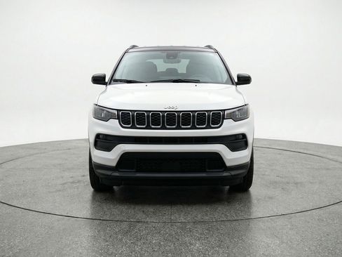 Used 2025 Jeep Compass Latitude AWD/4WD image 2