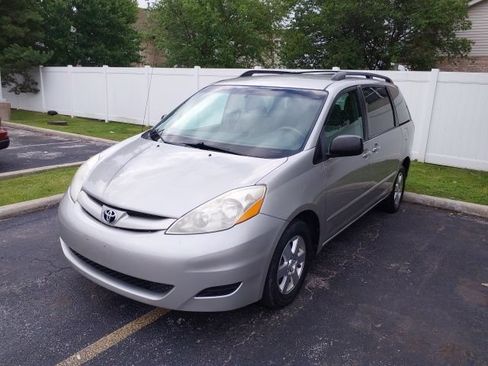 Used 2010 Toyota Sienna LE FWD image 1