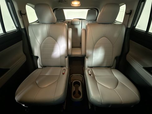 Used 2023 Toyota Highlander XLE FWD image 30
