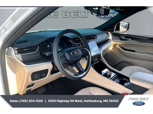 Used 2025 Jeep Grand Cherokee L Limited w/ Luxury Tech Group II RWD image 12