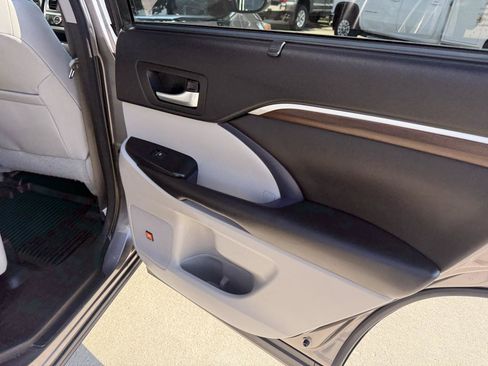 Used 2016 Toyota Highlander Limited AWD/4WD image 19