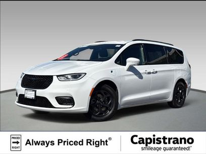 Used 2021 Chrysler Pacifica Touring-L w/ Uconnect Theater Family Group