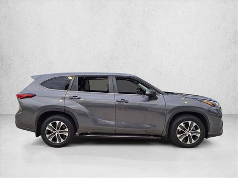 Used 2024 Toyota Highlander XLE FWD image 4