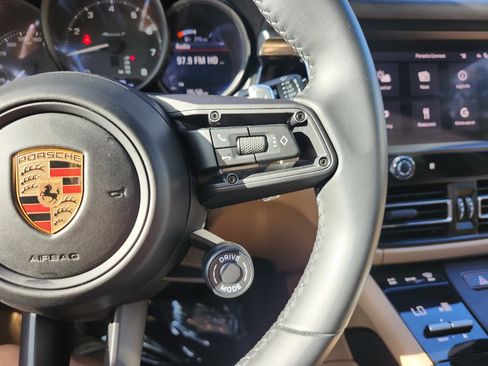Used 2024 Porsche Macan AWD/4WD image 27