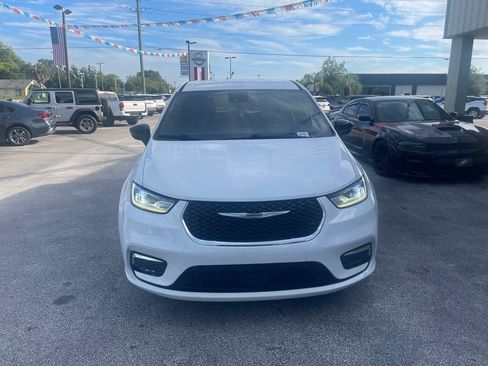 Used 2024 Chrysler Pacifica Touring FWD image 3